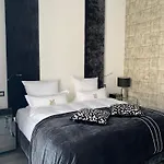 Main فندق 5*